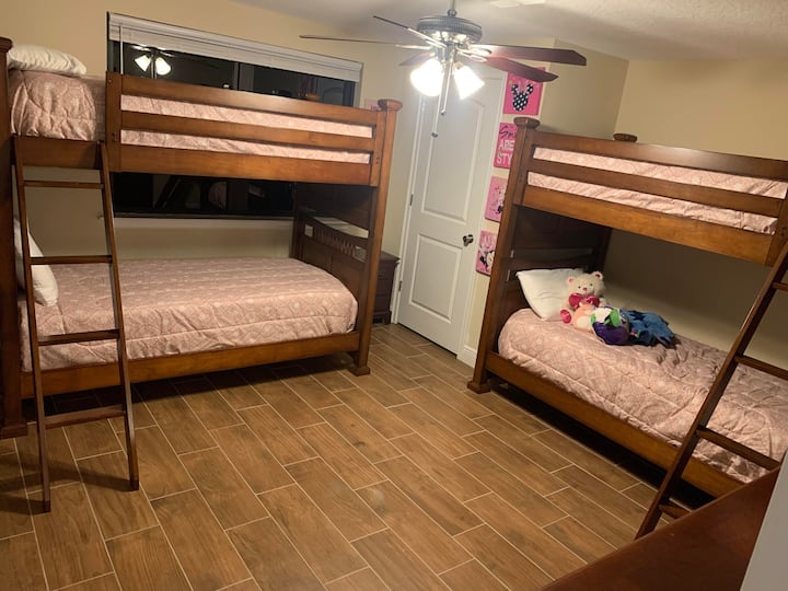 Habitación con litera para chicas. Espacio para colchones inflables en el suelo