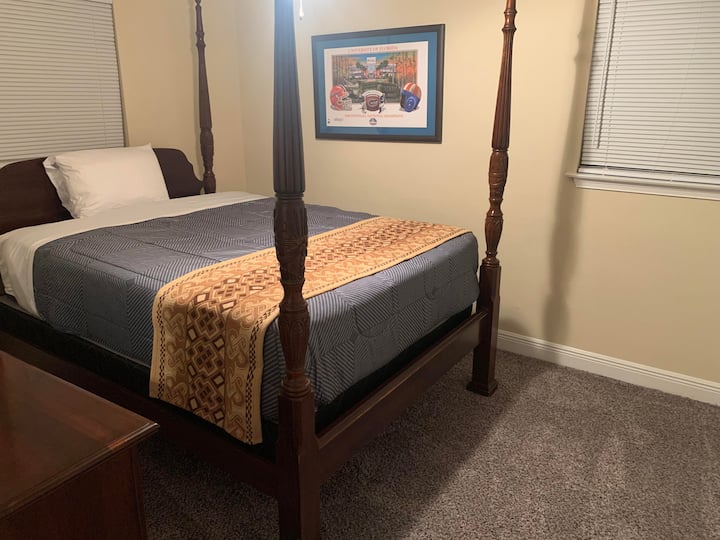 Dormitorio 3 con cama tamaño queen con dosel. TV montada en la pared de 24pulgadas, corredor de camas de Reino Animal.