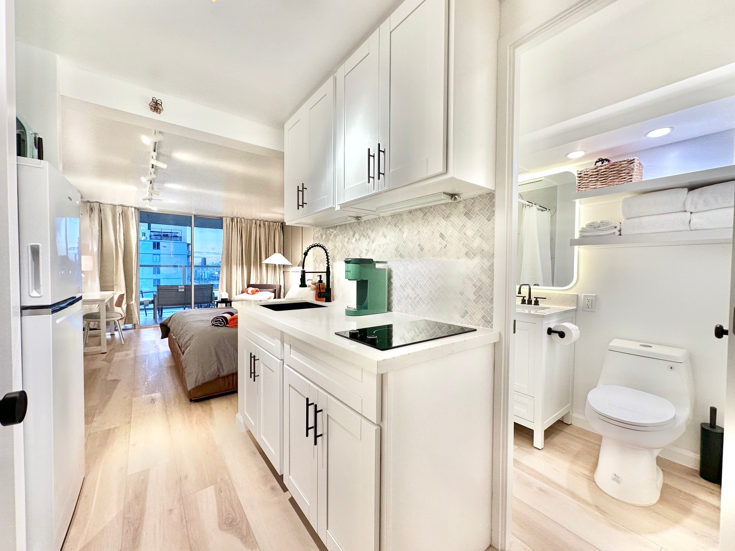 Condo in Honolulu · ★4.91 · Studio · 2 beds · 1 private bath - Image 1