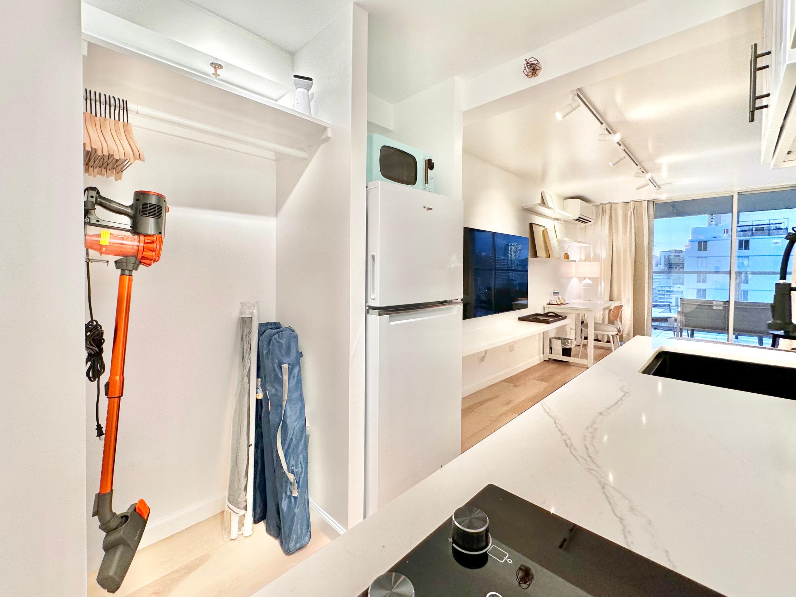 Condo in Honolulu · ★4.91 · Studio · 2 beds · 1 private bath - Image 2