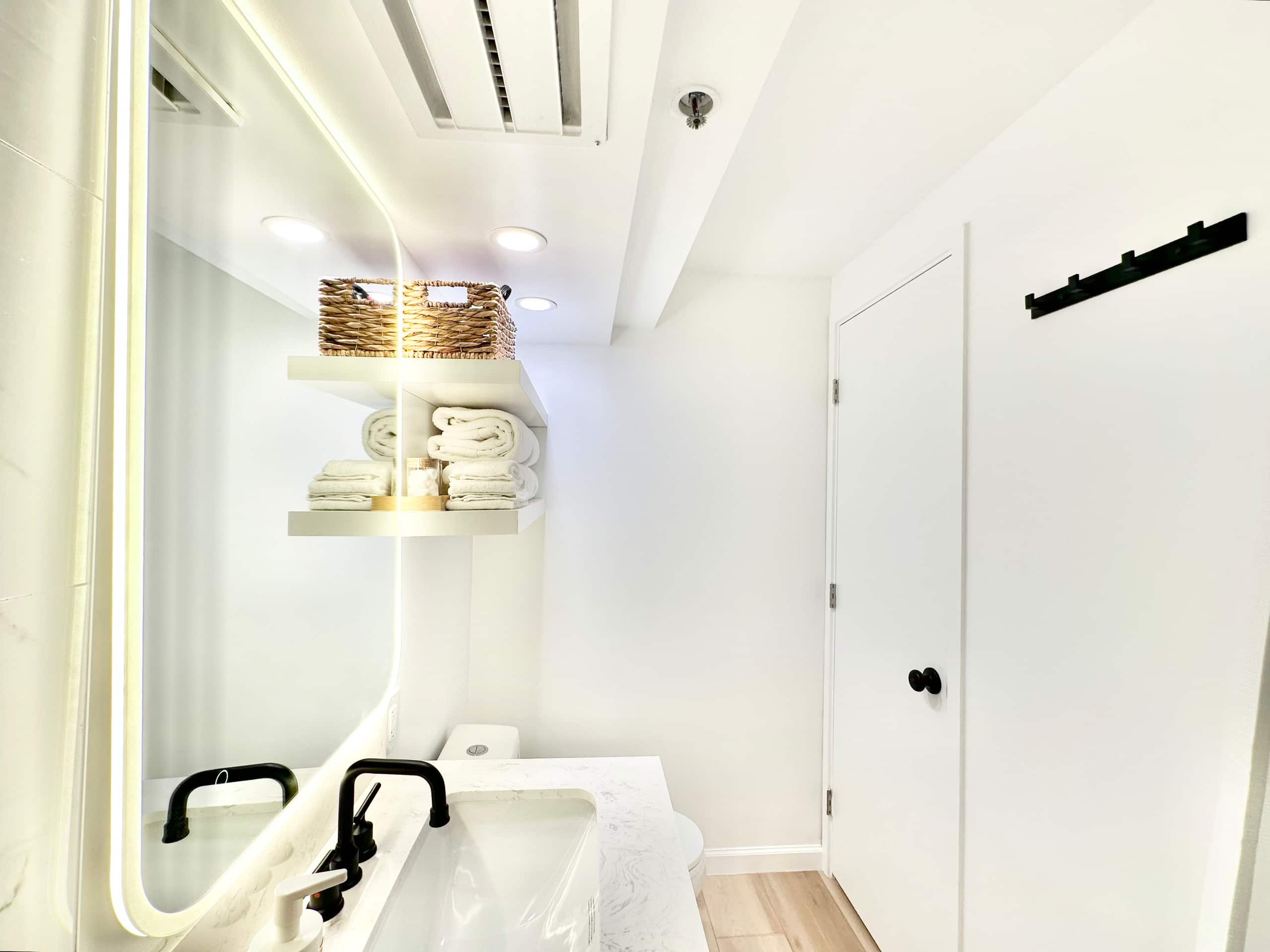 Condo in Honolulu · ★4.91 · Studio · 2 beds · 1 private bath - Image 4