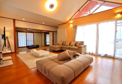 [Free 1 car rental for 8 seater!Up to 16 people can use it/High ceiling & spacious living room with 