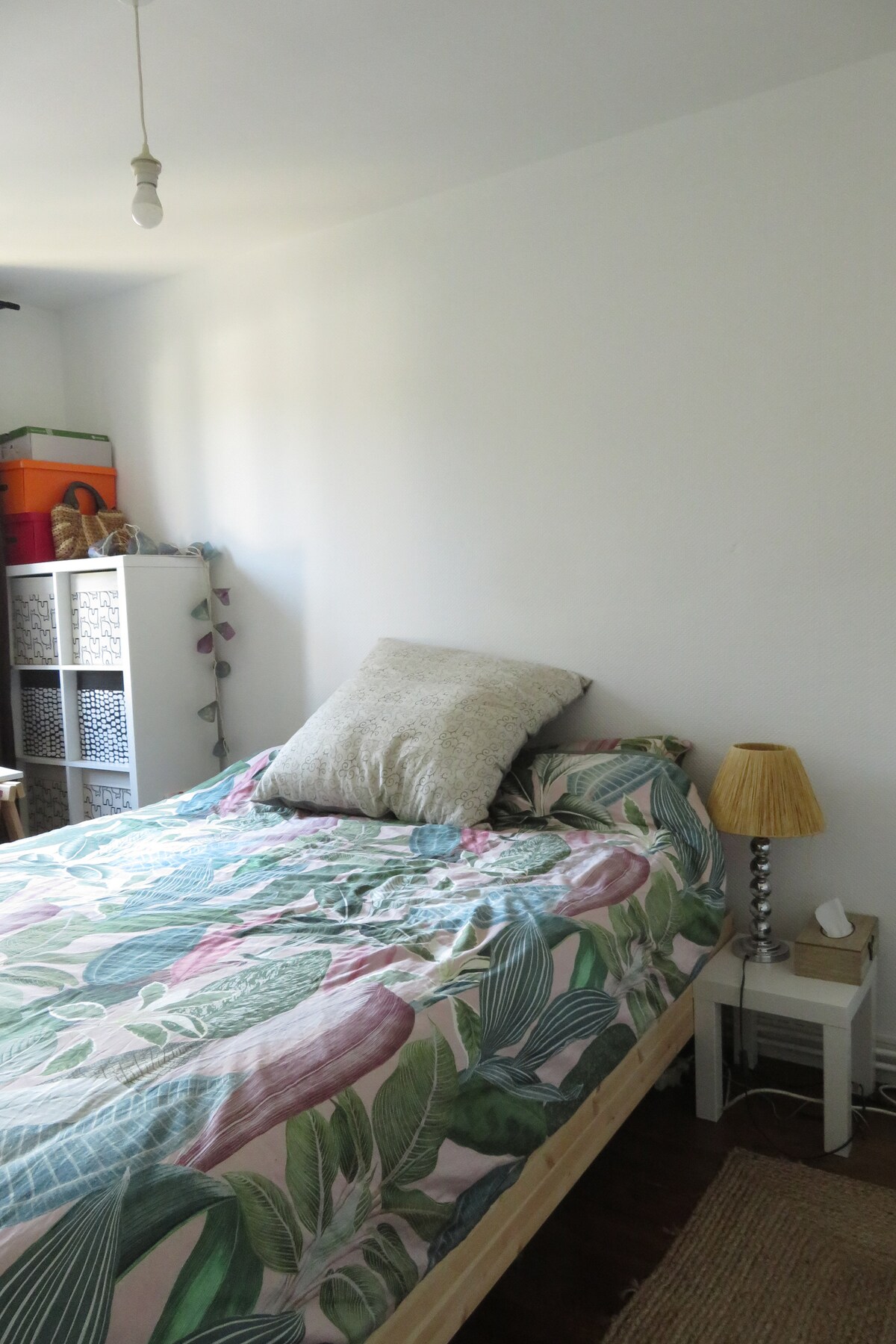 Posteľ je veľká, veľmi hrubá, veľmi vysoká (ideálna na to, aby sa nemusela znižovať) a k dispozícii je obrovská čítacia podložka.