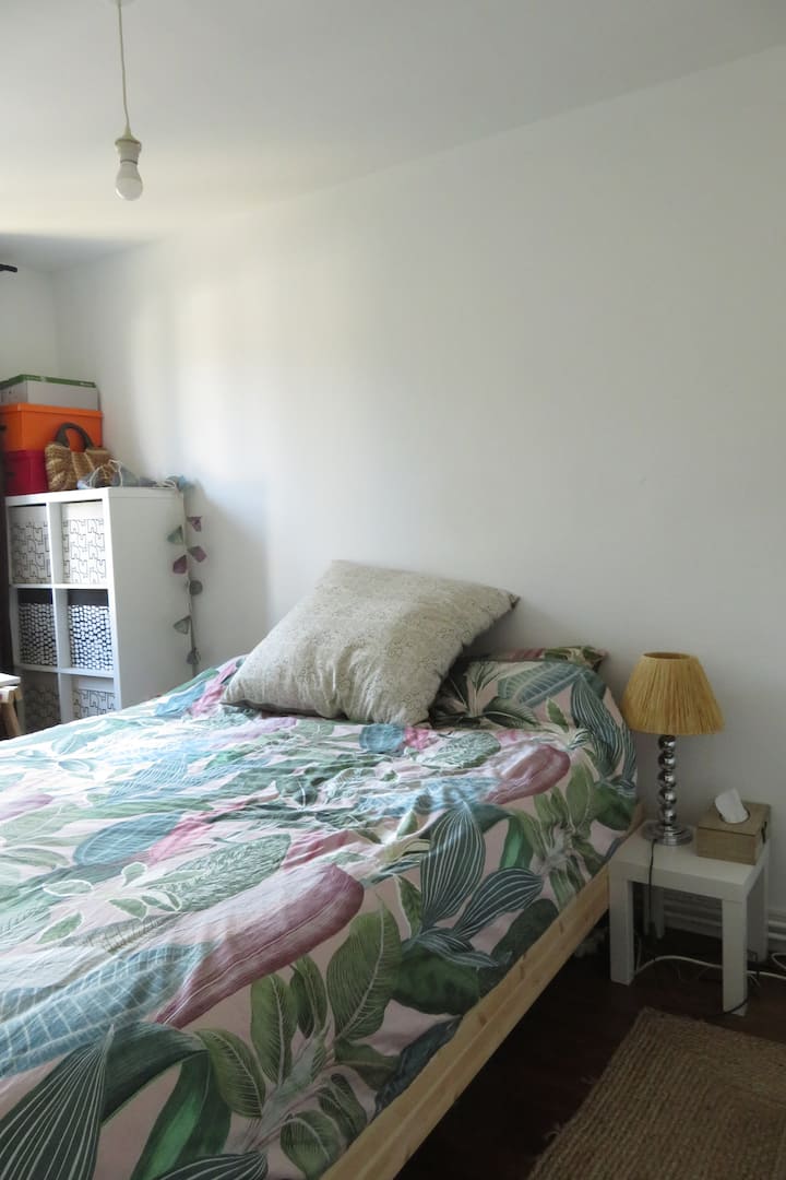 Საწოლი დიდია, ძალიან სქელი, ძალიან მაღალი (იდეალურია იმისთვის, რომ არ დაწიოთ) და ხელმისაწვდომია უზარმაზარი საკითხავი ბალიში