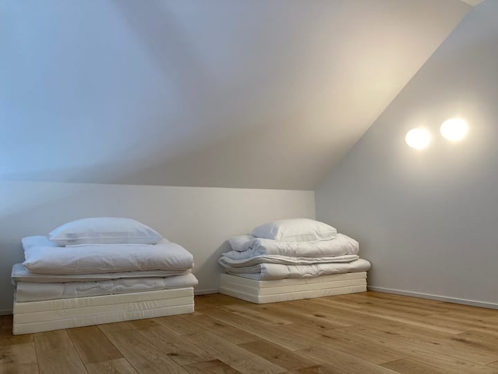 Roshani ya ghorofani (seti ya futoni 2)
* Seti za futoni zitatolewa wakati idadi ya wageni ni 3 au 4 au zaidi.