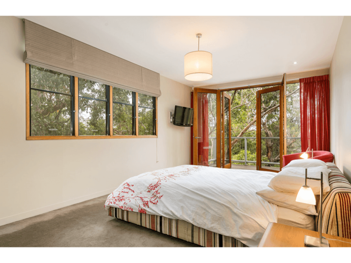 Bonito dormitorio con vistas al jardín