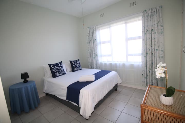 La Córcega 17 -  Este dúplex de tres dormitorios en el piso superior se encuentra en un complejo frente a la playa en Uvongo. Este dormitorio principal tiene una cama tamaño queen y ropa de cama de algodón para tu comodidad. Gran destino de vacaciones.