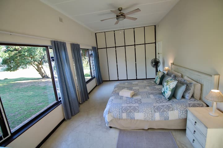 Peacehaven Beach House - ეს იდეალურად განლაგებული სამსაძინებლიანი დასასვენებელი სახლი მდებარეობს შელი-ბიჩში. Ის შესანიშნავ დასასვენებელ ადგილს ქმნის. Ფართო მთავარ საძინებელში არის დიდი ზომის საწოლი ბამბის თეთრეულით თქვენი კომფორტისთვის.