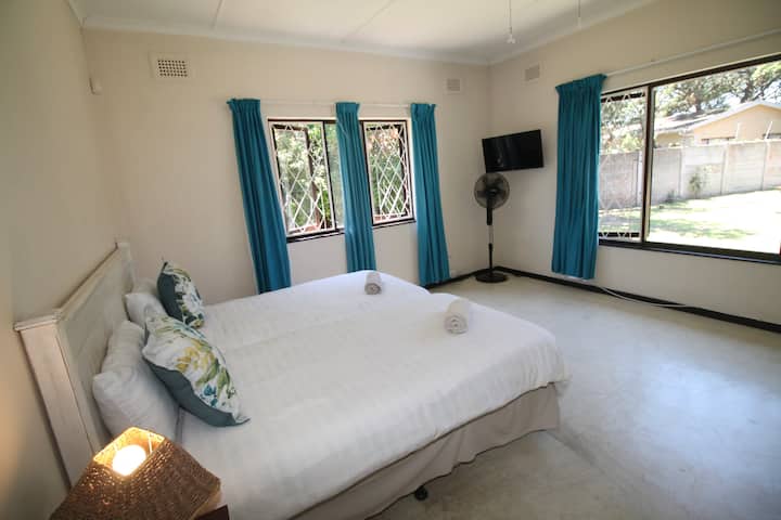 Peacehaven Beach House - ეს იდეალურად განლაგებული სამსაძინებლიანი დასასვენებელი სახლი მდებარეობს შელი-ბიჩში. Ის შესანიშნავ დასასვენებელ ადგილს ქმნის. Მეორე საძინებელში დგას ორი ერთადგილიანი საწოლი და კარადა.