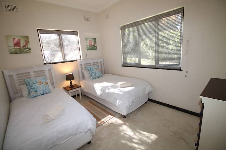 Peacehaven Beach House - ეს იდეალურად განლაგებული სამსაძინებლიანი დასასვენებელი სახლი მდებარეობს შელი-ბიჩში. Ის შესანიშნავ დასასვენებელ ადგილს ქმნის. Მესამე საძინებელში არის ორი ერთადგილიანი საწოლი და ბამბის თეთრეული თქვენი კომფორტისთვის.