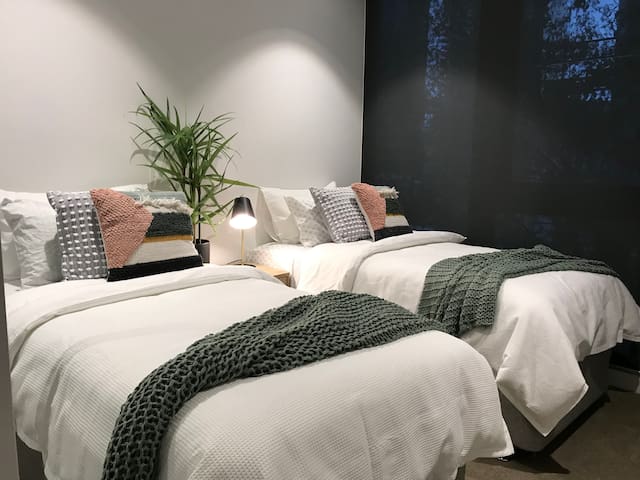 Modern 2 Bedroom Apt in Southbank with 2 carparks