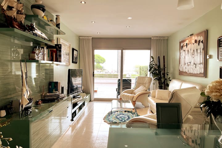 Exclusiva vivienda en la playa con jardín+piscina