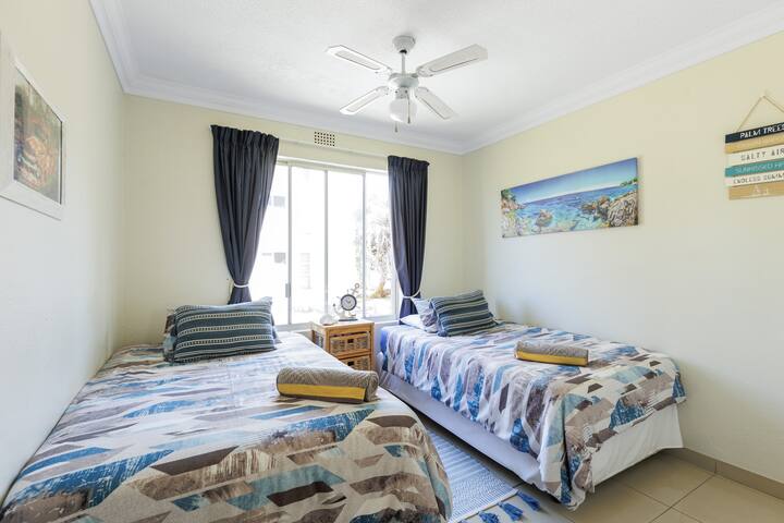 Лагуна Ла Крит 115 - Трета спална соба со тавански вентилатор и памучна постелнина направена за удобност. Стан погоден за сместување за одмор на самопослужување.