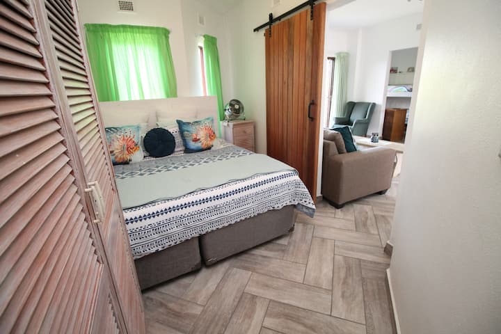 Pozrite si Uitsig 10, Lovely two bedroom that is located in a complex in Uvongo. and is suitable for self-catering. Hlavná spálňa má manželskú posteľ a vlastnú kúpeľňu.