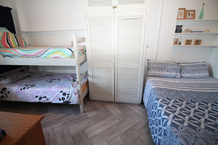See Uitsig 10, This comfortable two bedroom is located in a complex in the heart of Uvongo. Druhá spálňa má prístelku a poschodovú posteľ. Ideálne miesto pre malú rodinu.