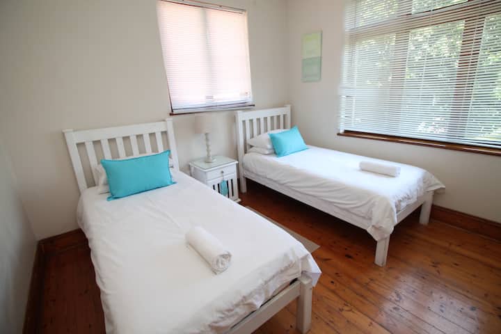 Casa Cascata - บ้านริมชายหาดสองชั้นที่น่ารัก ห้องนอนที่ 4 ชั้นบนมีเตียงเดี่ยว 2 เตียงและผ้าปูที่นอนผ้าฝ้ายเพื่อความสะดวกสบายของคุณ