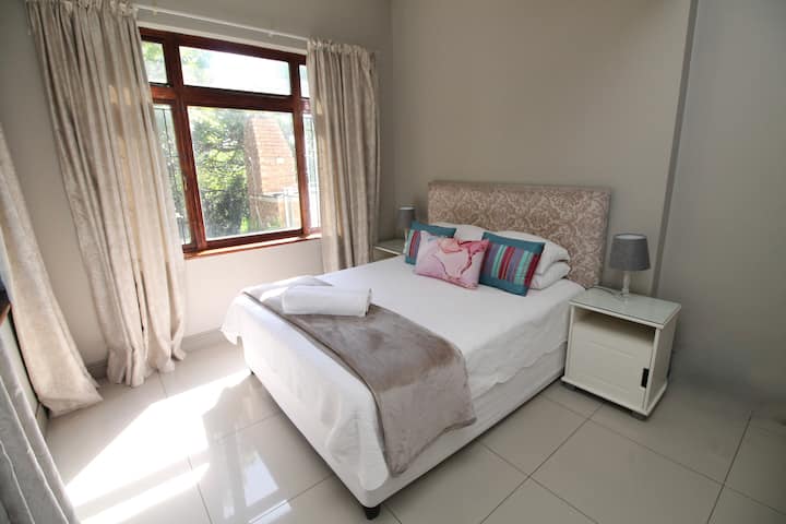 Casa Cascata - ห้องนอนที่สองชั้นล่าง ผ้าปูที่นอนผ้าฝ้ายเพื่อความสะดวกสบายของคุณ บ้านหลังนี้เหมาะสำหรับการรับประทานอาหารด้วยตนเองและตั้งอยู่บนหน้าผาของ Uvongo อย่างสมบูรณ์แบบ