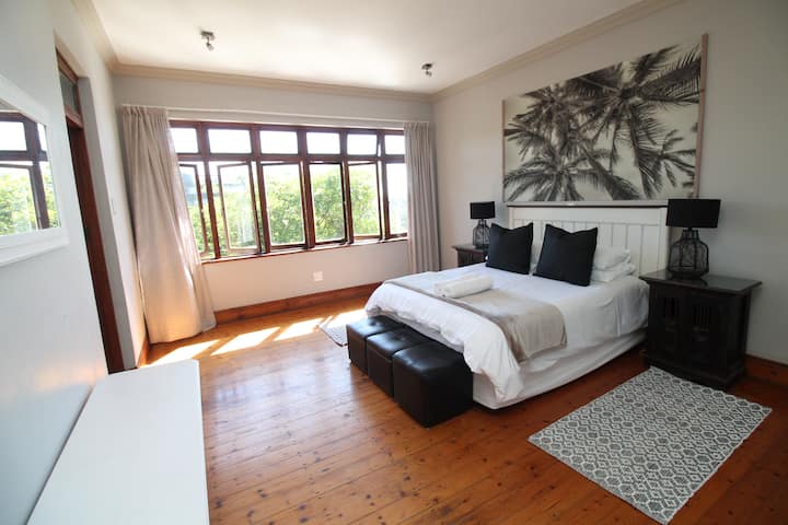 Casa Cascata - บ้านสองชั้นน่ารักตั้งอยู่ใน Uvongo ห้องนอนหลักกว้างขวางและตั้งอยู่ชั้นบน มีผ้าฝ้ายลินินเพื่อความสะดวกสบายของคุณ บ้านที่ยอดเยี่ยมที่เหมาะสำหรับการรับประทานอาหารด้วยตนเอง