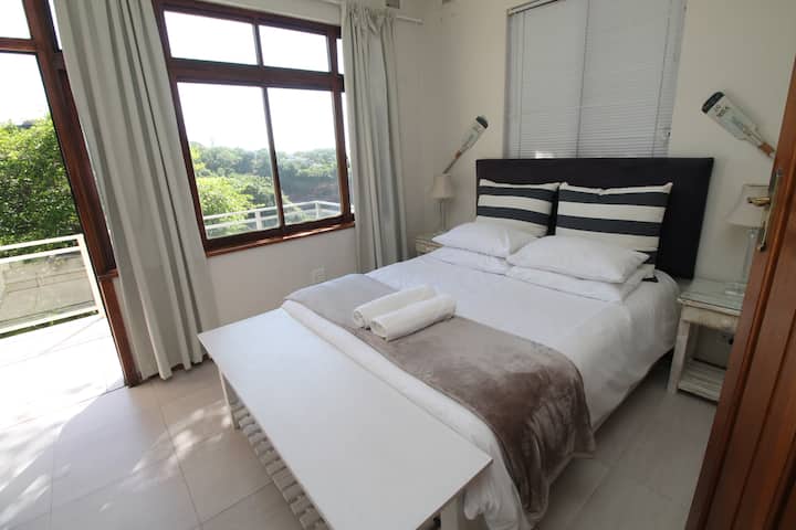 Casa Cascata - บ้านริมหาด 2 ชั้นที่เหมาะสำหรับการรับประทานอาหารด้วยตนเอง ห้องนอนที่ 5 พร้อมเตียงคู่