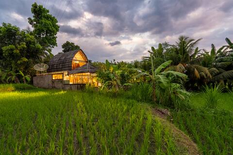 Peaceful Villa Pondok Carik with Magic view