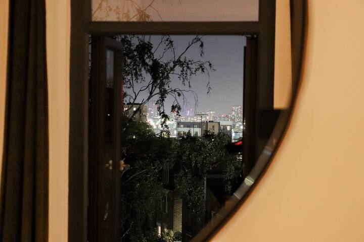 Modern city apartment gallery image 5