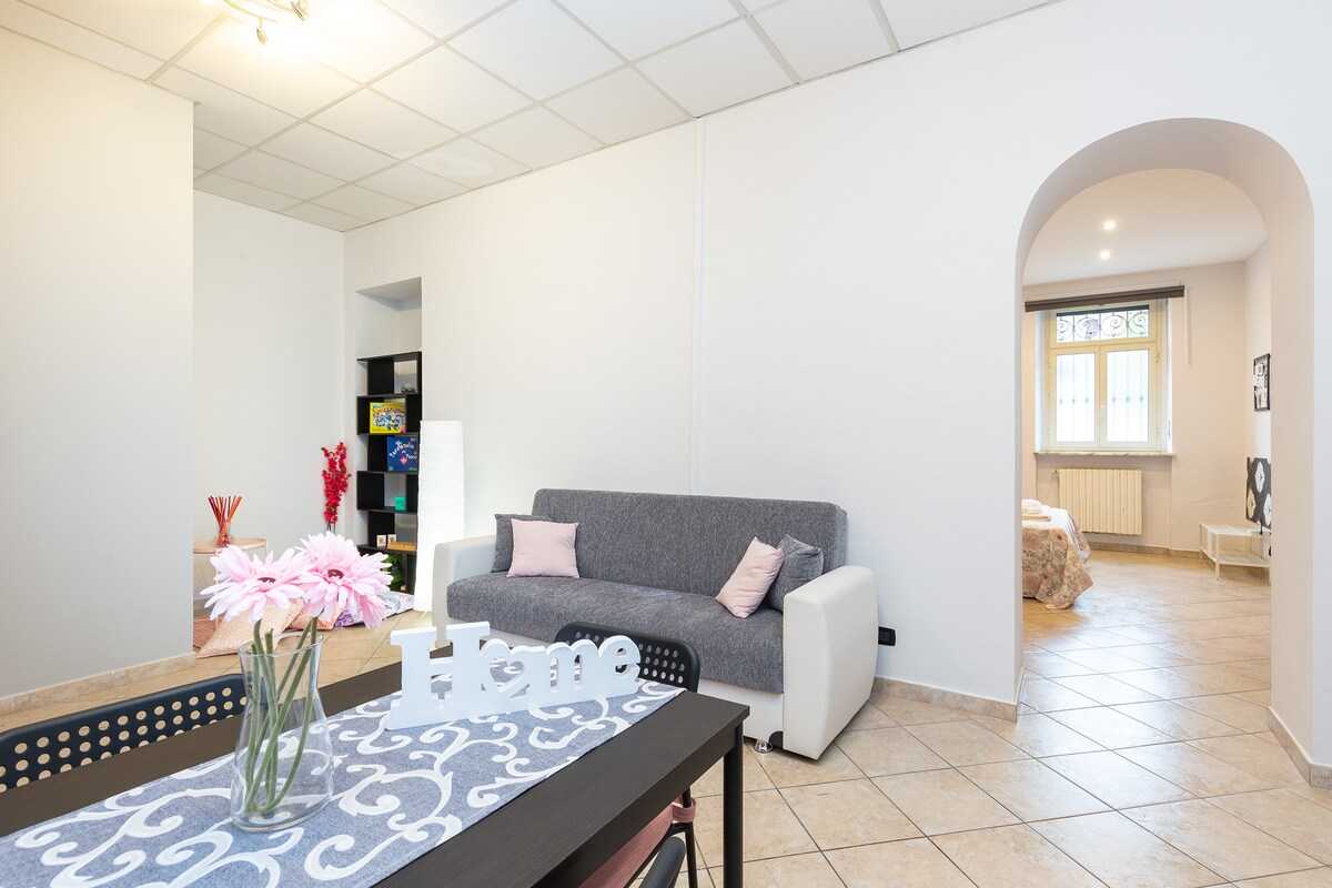 客厅配有沙发床、用餐区和游乐场