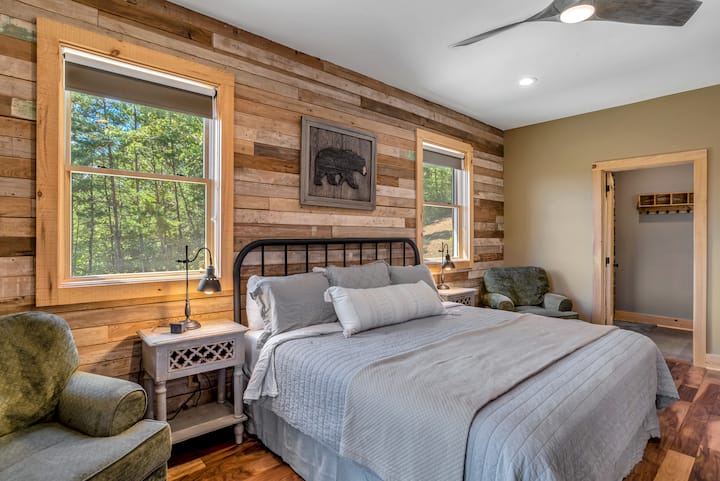 Hoofdslaapkamer met aangrenzende badkamer en kingsize bed