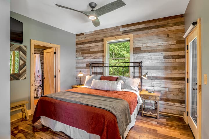 2e slaapkamer met aangrenzende badkamer en kingsize bed