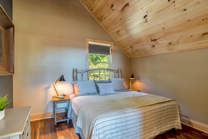 Loftslaapkamer met kingsize bed