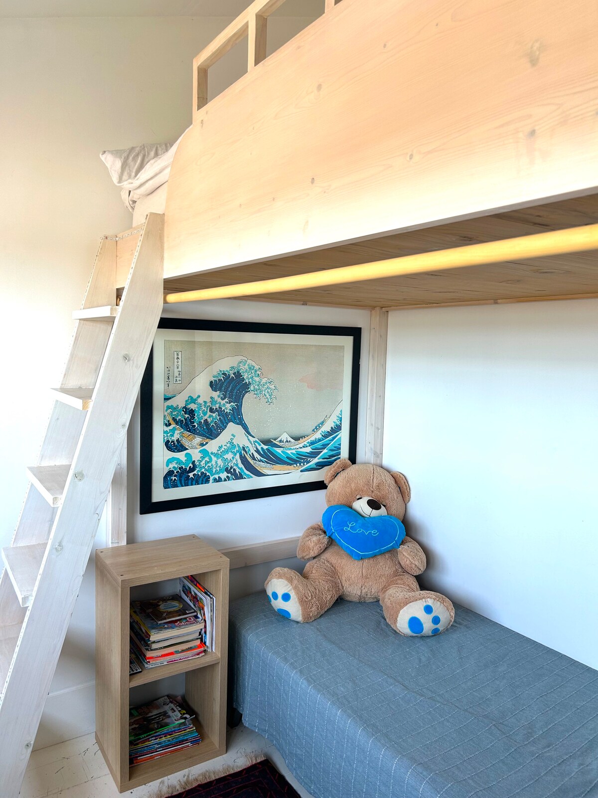 Spálňa 3 s medziposchodovou posteľou 120/190 a samostatným lôžkom do 90/190. K dispozícii je vešiak na oblečenie a malý písací stôl. Pohľad na bažinu Tasdon.