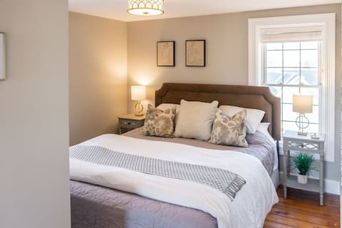 The Annex: Cozy home w/ pool steps to Merrickville