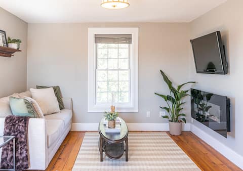 The Annex: Cozy cottage steps to Merrickville