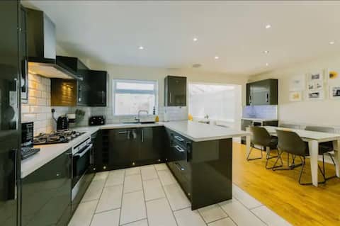 Modern 3 bedroom home with garden