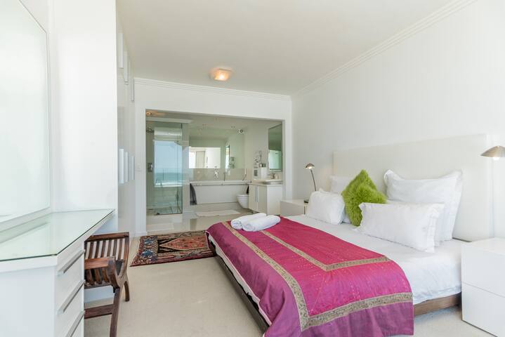 Clifton 1st Beach Frontage! – Spacious 3BR gallery image 4