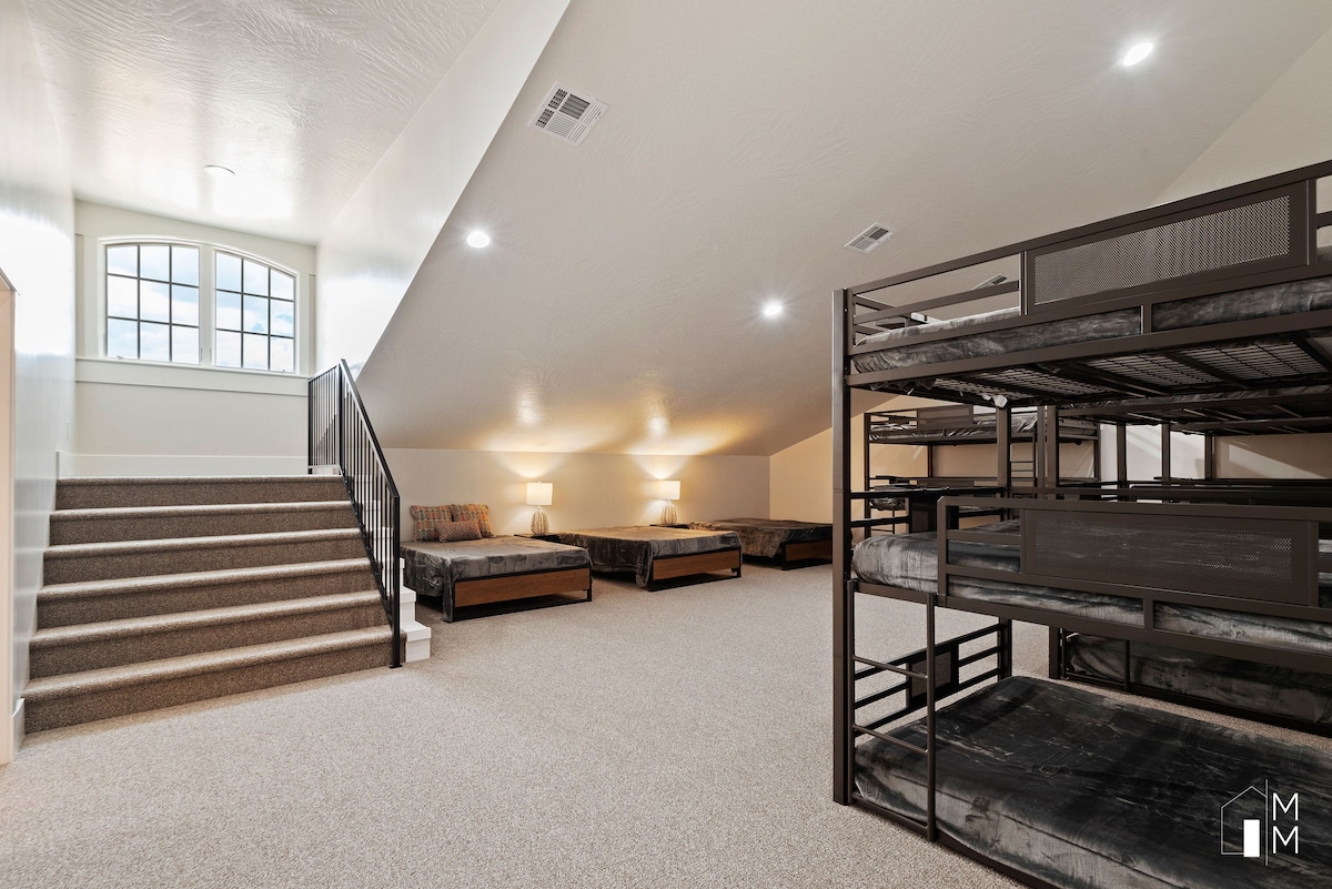 Suite #15 Bunk Room, 954 sq. ft.