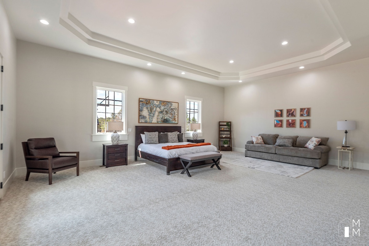 Suite #7 Escalante Room, 1051 sq. ft., sitting area, exterior deck access