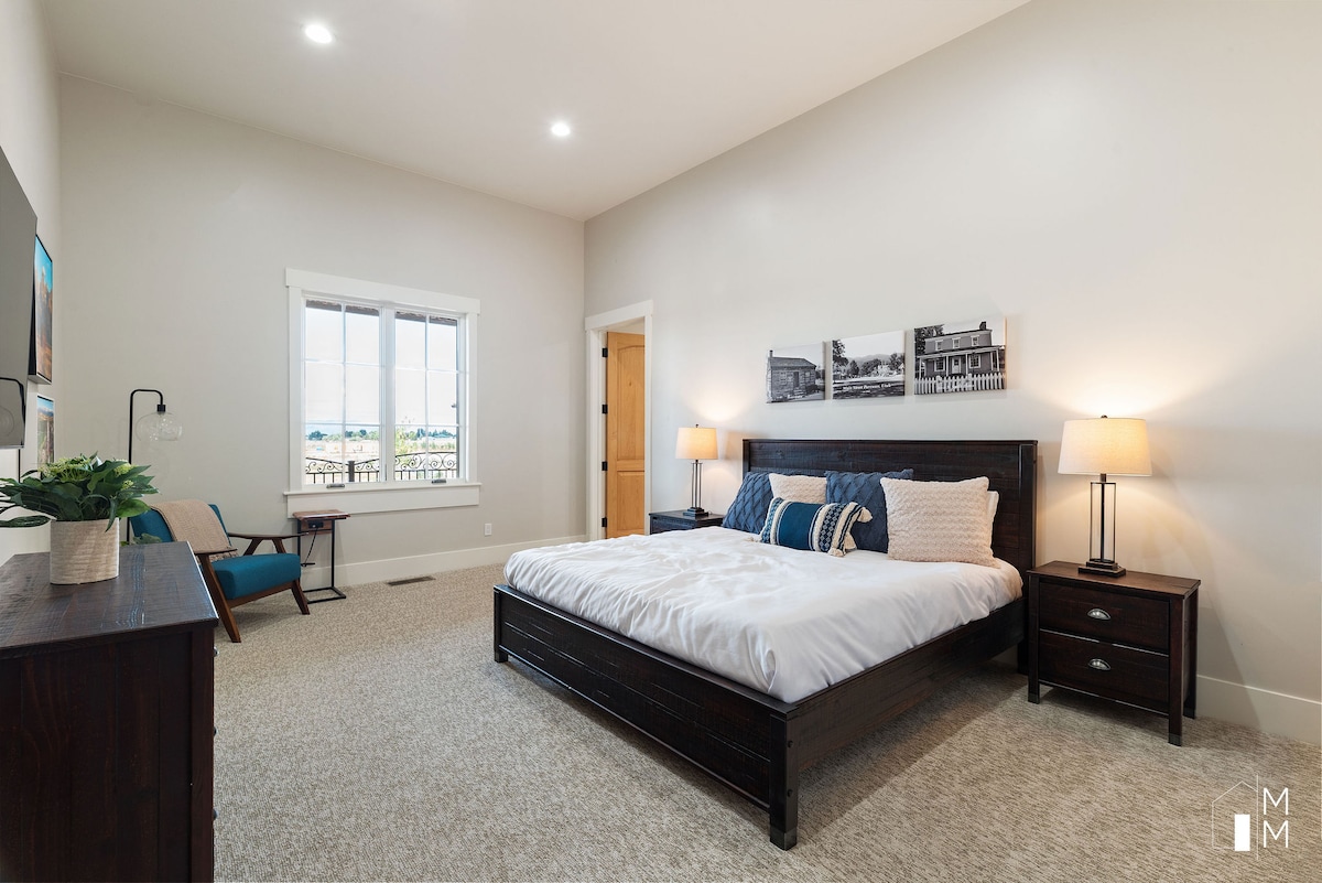 Suite #4 Parowan Room, 500 sq. ft., wheelchair accessible vanity and shower