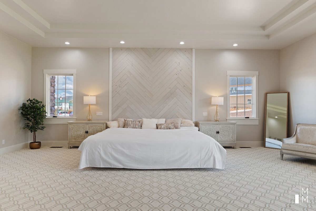 Suite # 1 Zion Room, 1,958 sq. ft. Alaskan king bed, fireplace, desk, double jacuzzi tub, double rain shower.