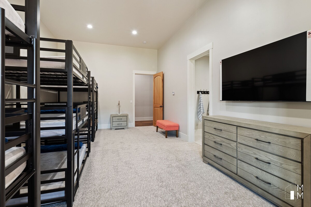 Suite #8 Bunk Room, 440 sq. ft.