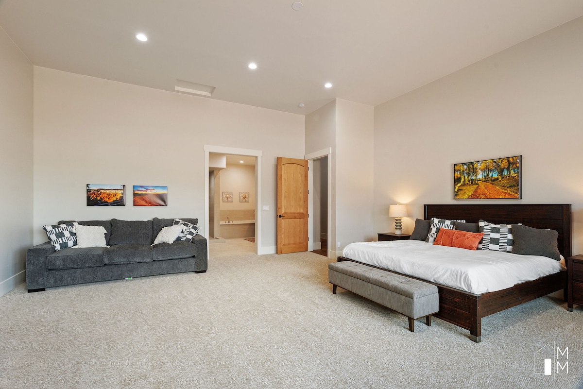 Suite #2 Cedar Breaks Room, 685 sq. ft.