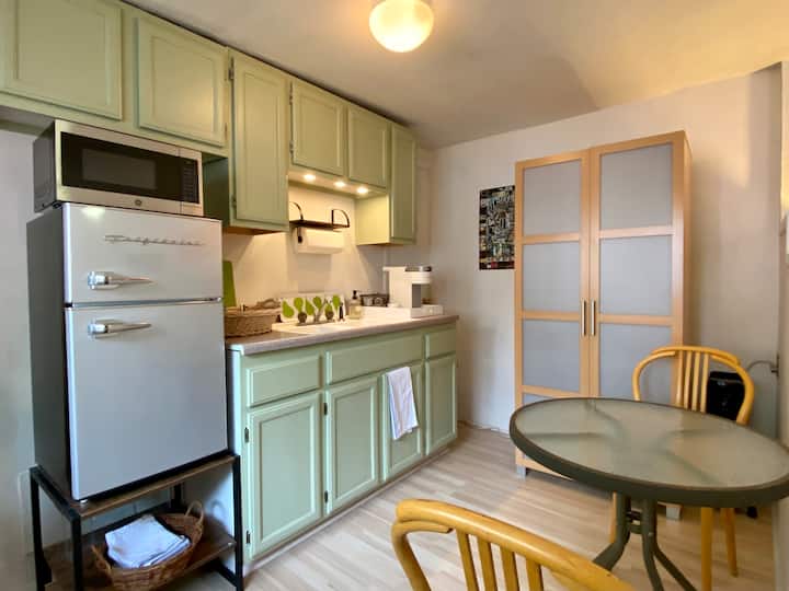 Adorable Old Town Guesthouse - Albuquerque