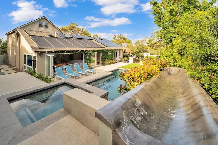 Gorgeous pool, close to beach, restaurants &shops!