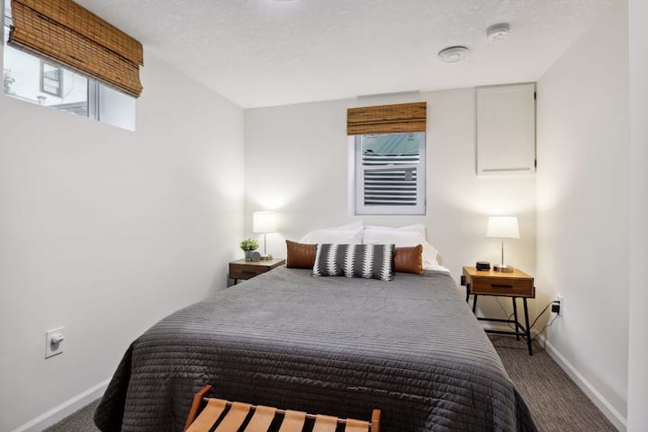 #3 од 4-те спални соби тука има брачен кревет (широк 150-179 см).  Сите душеци се нови и добро оценети за удобност за да се обезбеди исполнета ноќ за одмор.