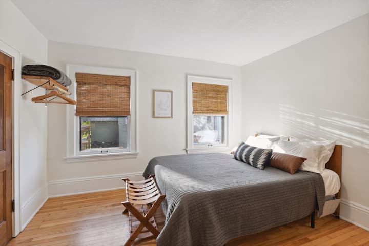 Основна спална соба со брачен кревет