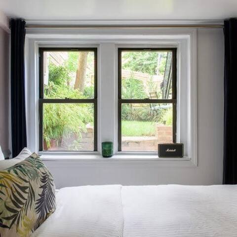 Beautiful townhouse with a private garden gallery image 5