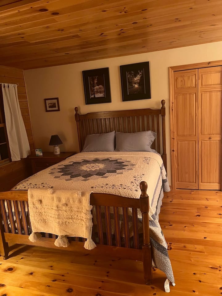 Cama tamaño queen en el segundo piso