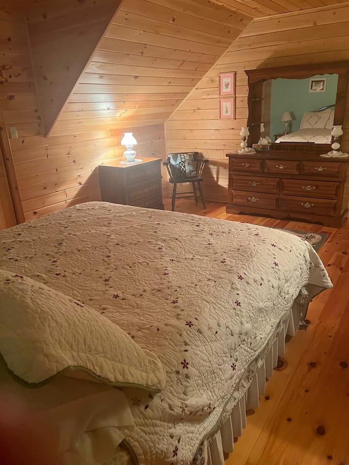 Cama tamaño king en el segundo piso