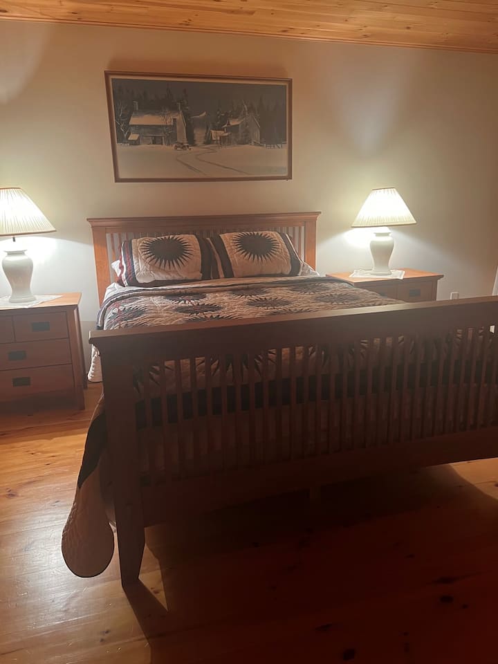 Cama tamaño queen en el segundo piso