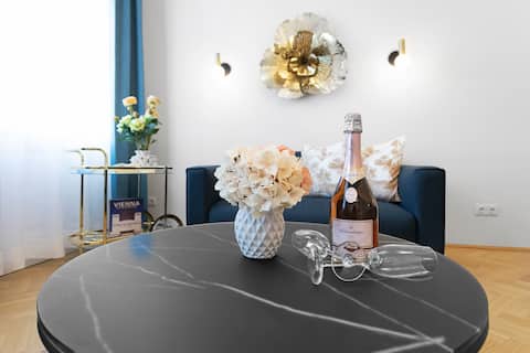 Top performing Airbnb: Bright & Spacious w/ Terrace & AC | Next to Metro in Meidling
