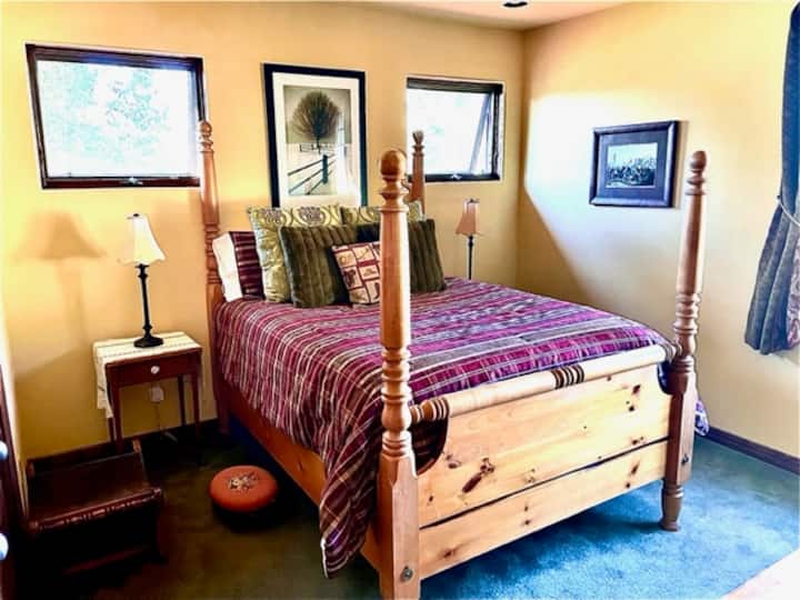 غرفة نوم 2، سرير كبير وحمام كامل مشترك